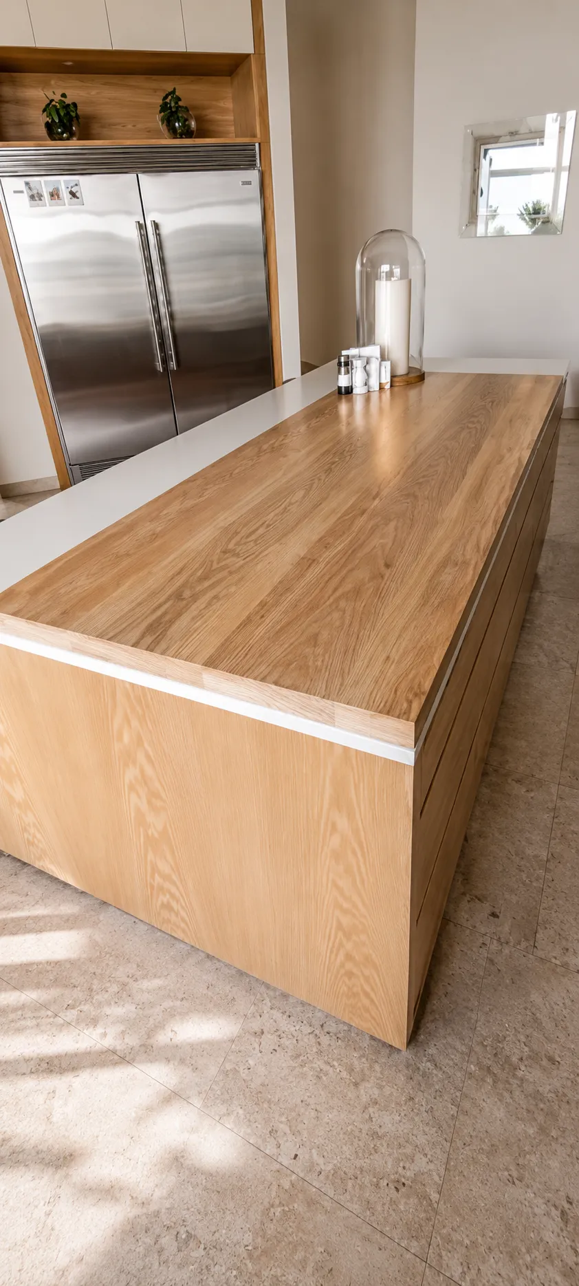 Detalle de isla de cocina en madera de roble