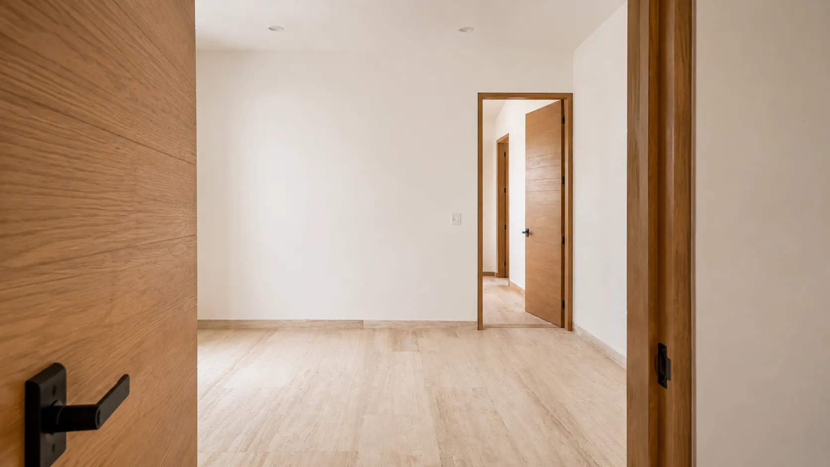 Carpintería residencial — puertas y closets