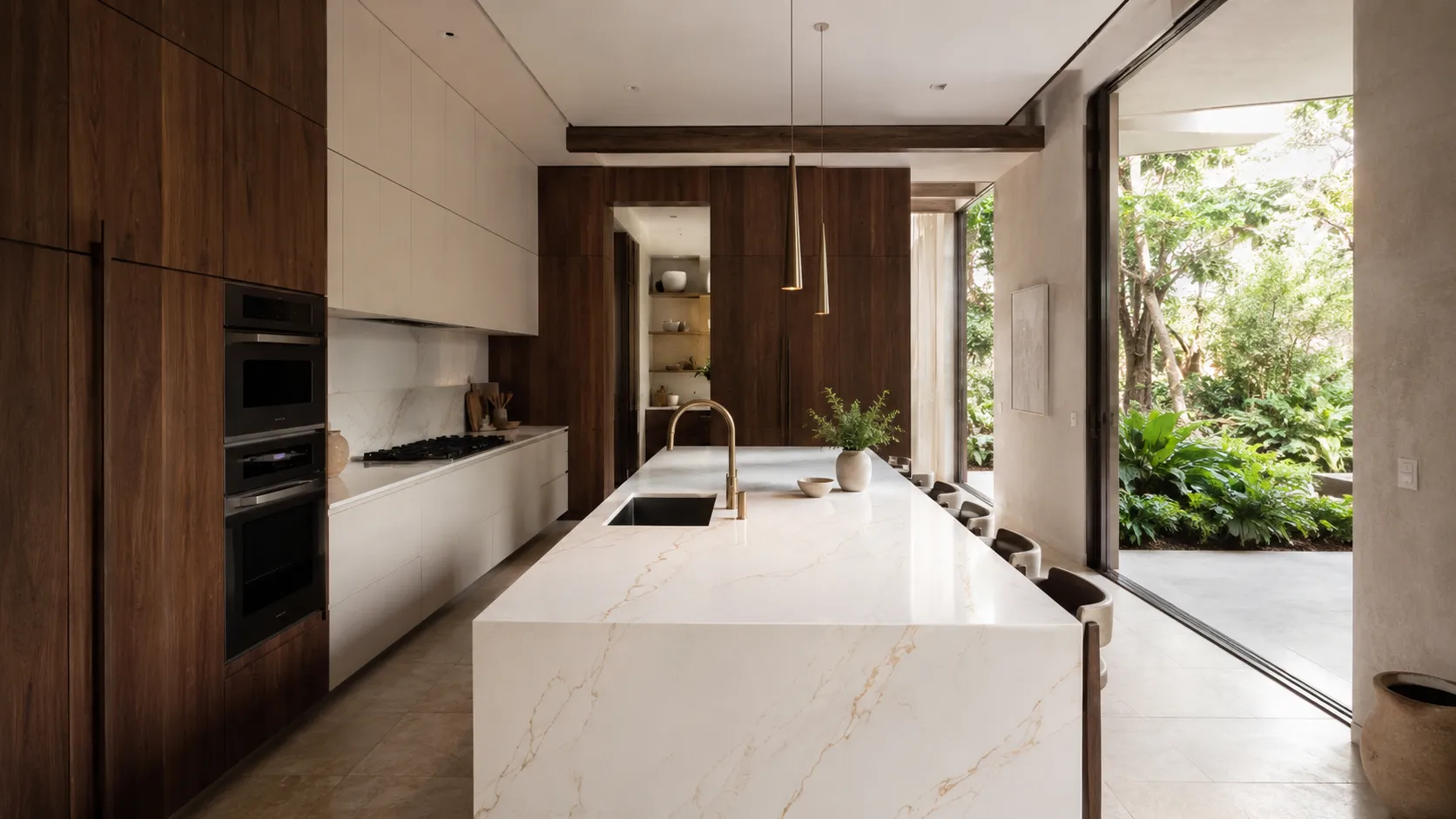 Cocina ARMEL con isla de mármol y acabados de madera, vista al jardín